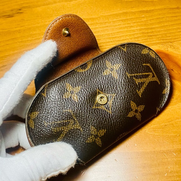 EUC Louis Vuitton Monogram 6 Key Holder Oval Case - Picture 10 of 16